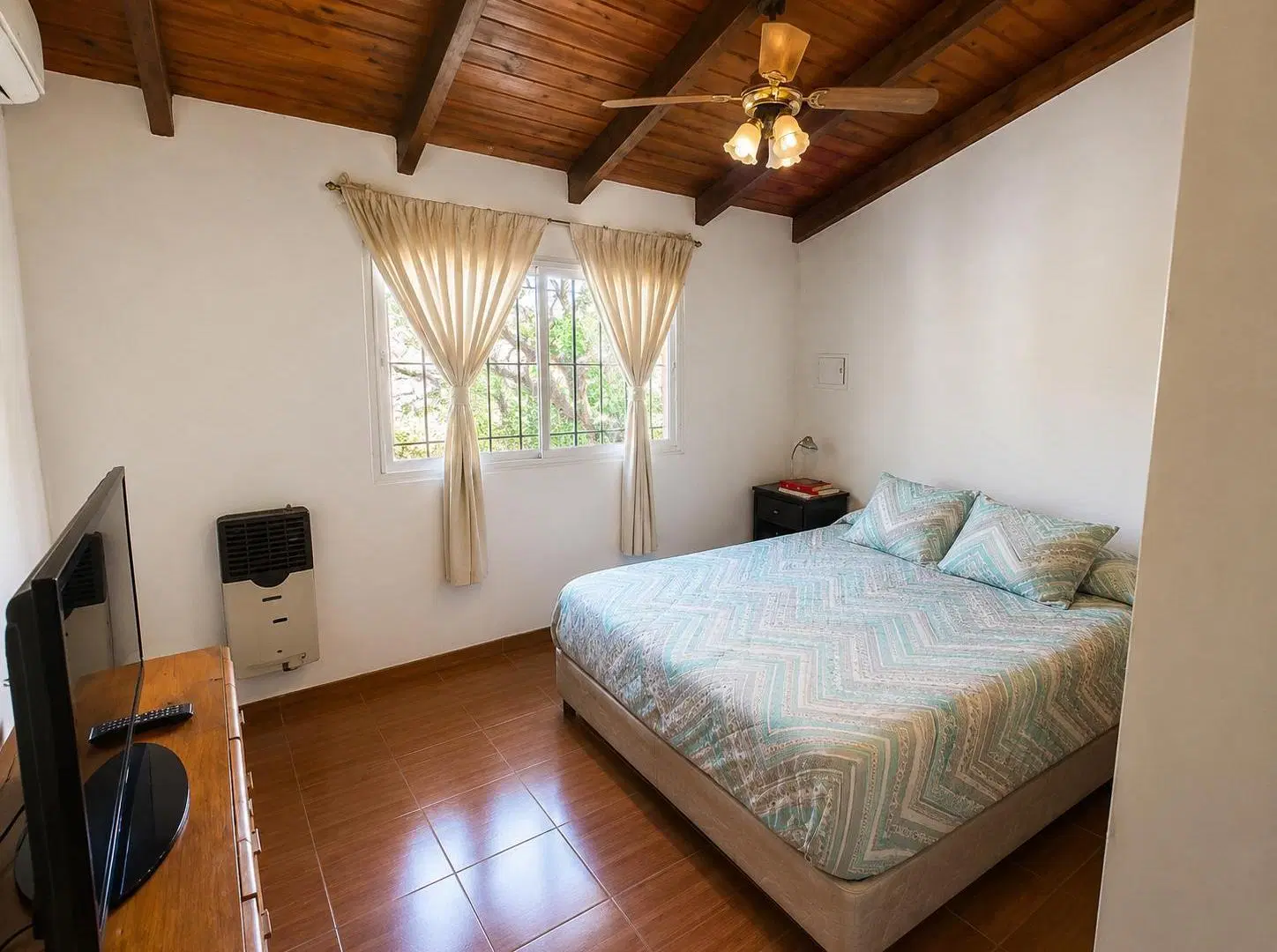 Venta casa 3 dormitorios 2 baños cochera pasante pileta quincho y parrilla 2