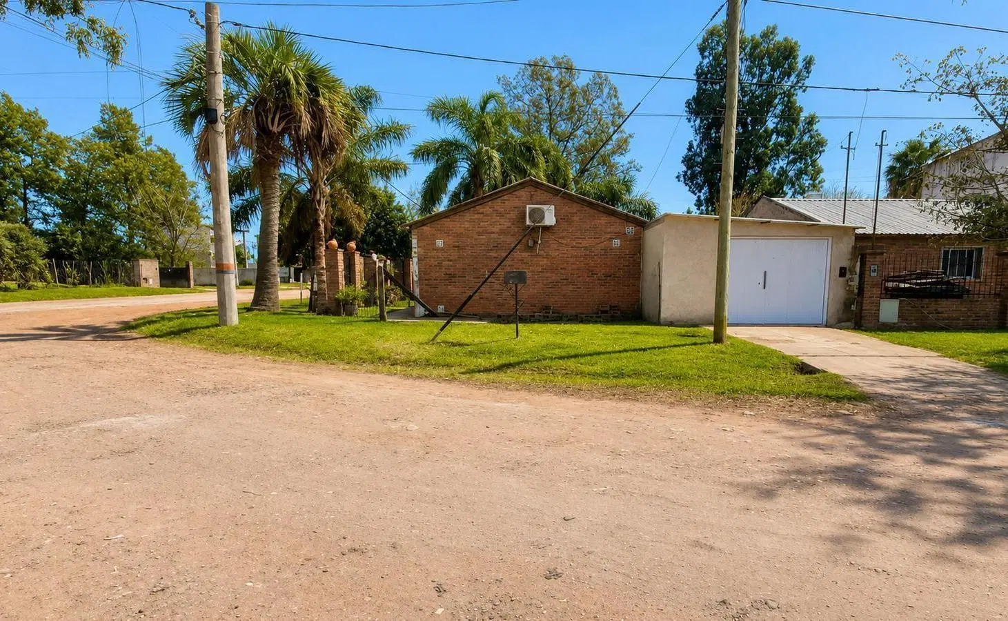 Casa de 3 dormitorios amplia cochera y pileta 2