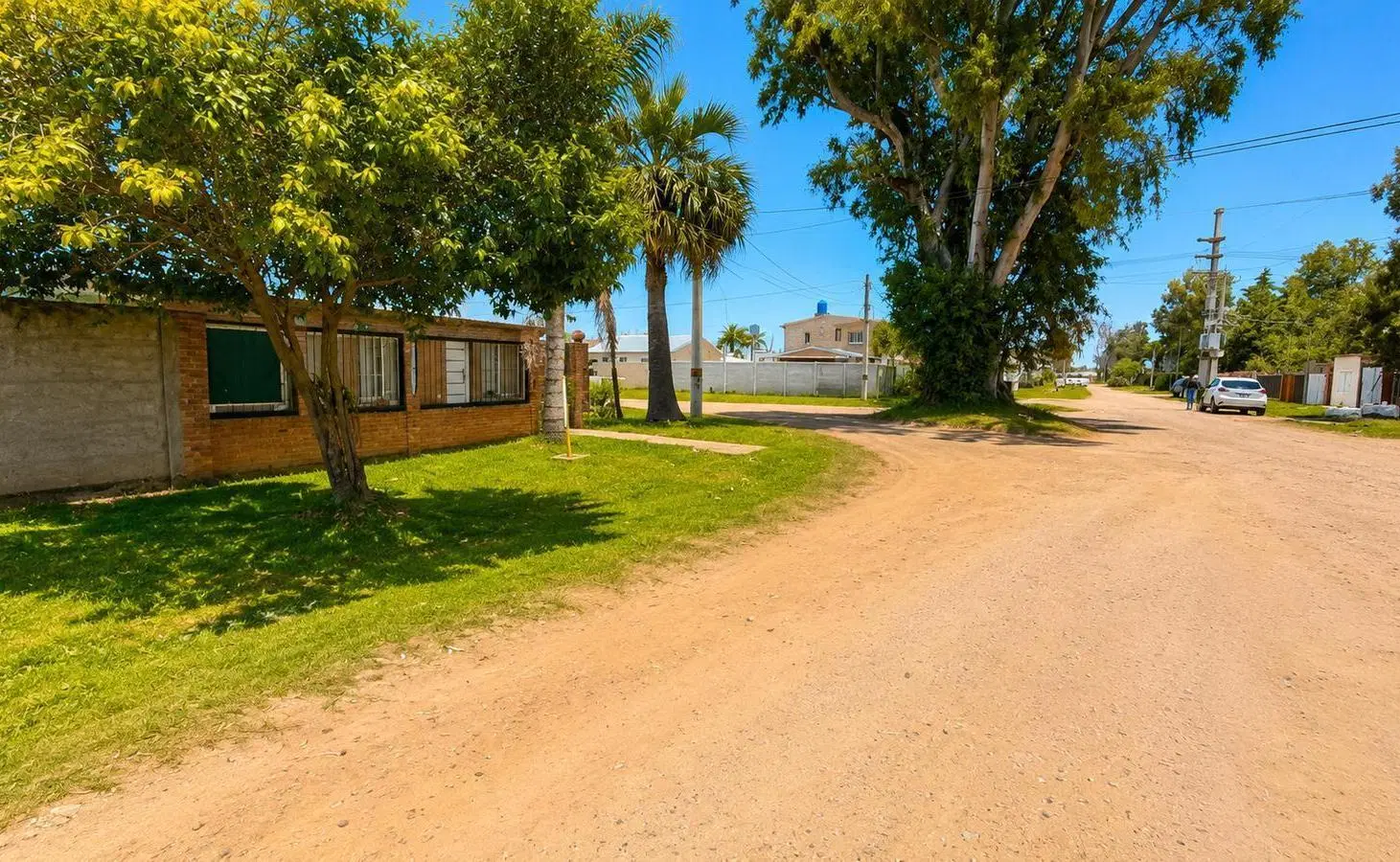 Casa de 3 dormitorios amplia cochera y pileta 5