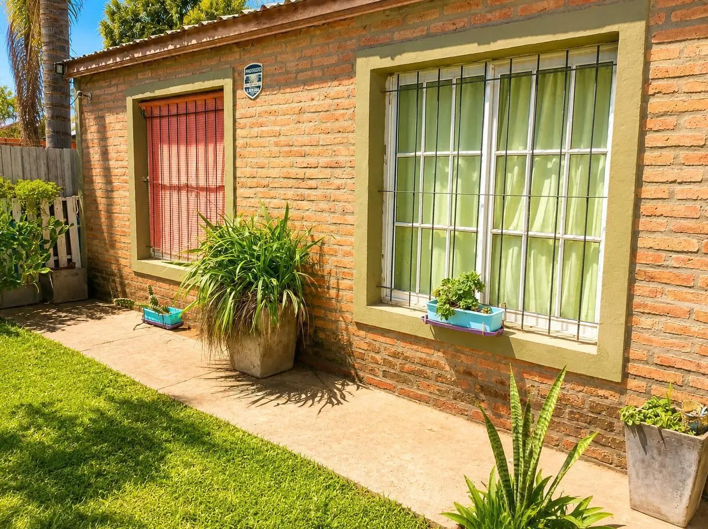 Casa de 3 dormitorios amplia cochera y pileta 4