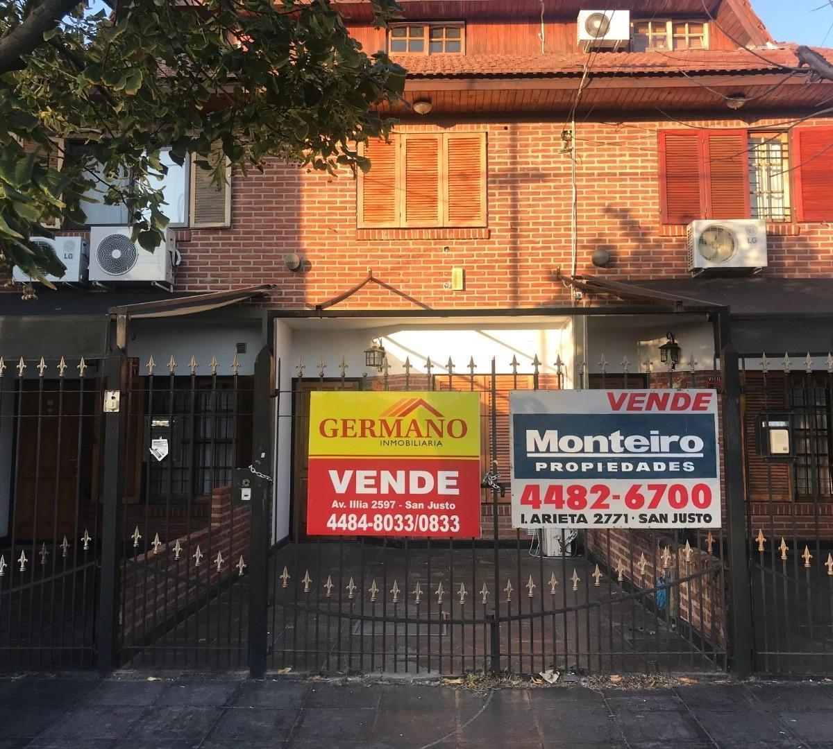 Triplex 4 ambientes, excelente estado, 2 baños, cochera