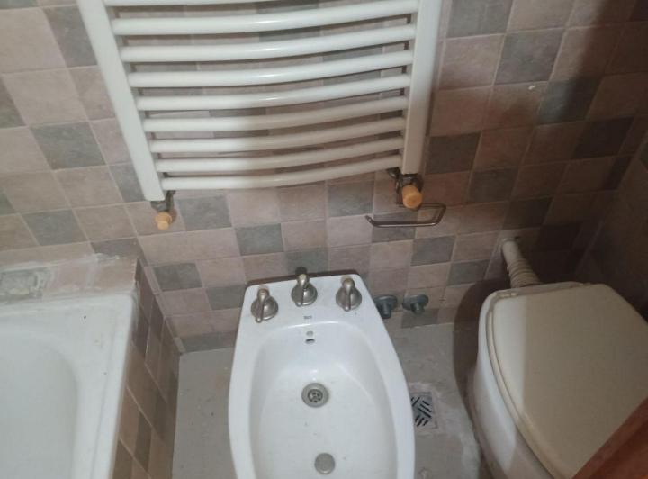 Ubicada a 2 cuadras plaza, expensas incluye Municipal y agua 5