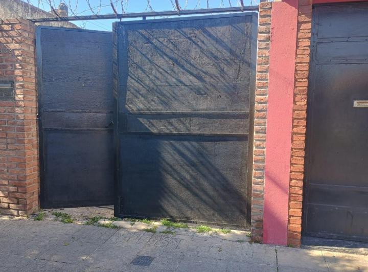 Duplex 2 ambientes, amplio fondo- Parrilla y cochera Pasante 2