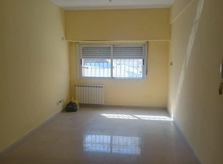 2 ambientes con cochera, alquiler incluye Imp. Municipal 3