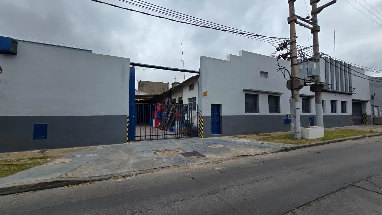 Galpón zona industrial 1478 m2. lote 34 x 43,30 mts 2