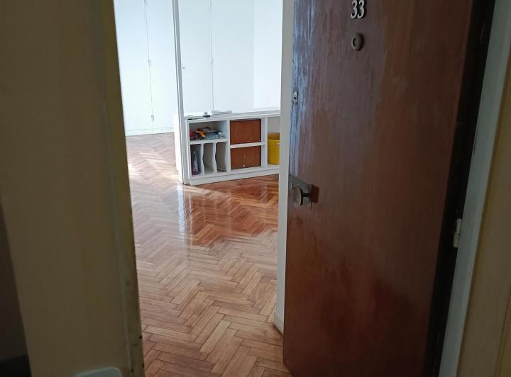 1 AMBIENTE AMPLIO, IMPECABLE Y DIVIDIDO EN DOS - CON BALCON - TOMA FINAER 5