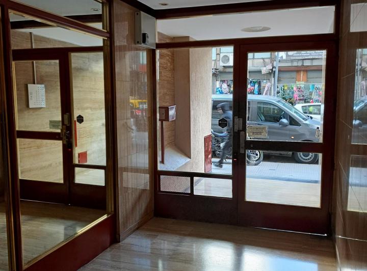 1 AMBIENTE AMPLIO, IMPECABLE Y DIVIDIDO EN DOS - CON BALCON - TOMA FINAER 1