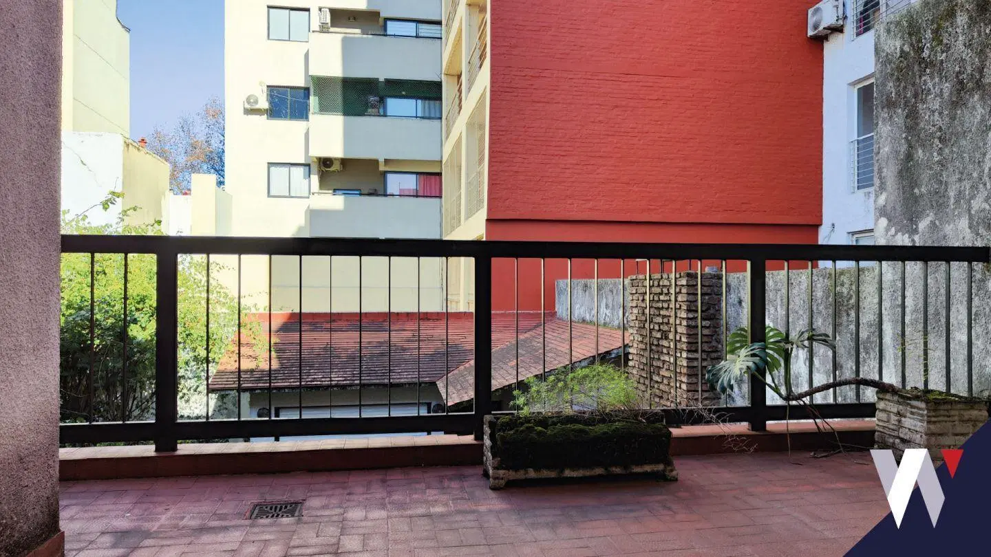 Casa con jardin, quincho, garaje 2 autos y balcones 4