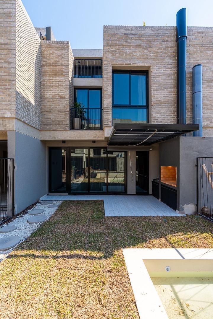 Casa 3 dormitorios con cochera en complejo residencial.