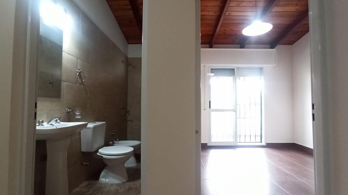 EN VENTA COMPLEJO EN FUNES 4 DEPARTAMENTOS 3 COCHERAS Y ESPACIOS COMUNES IDEAL INVERSORES