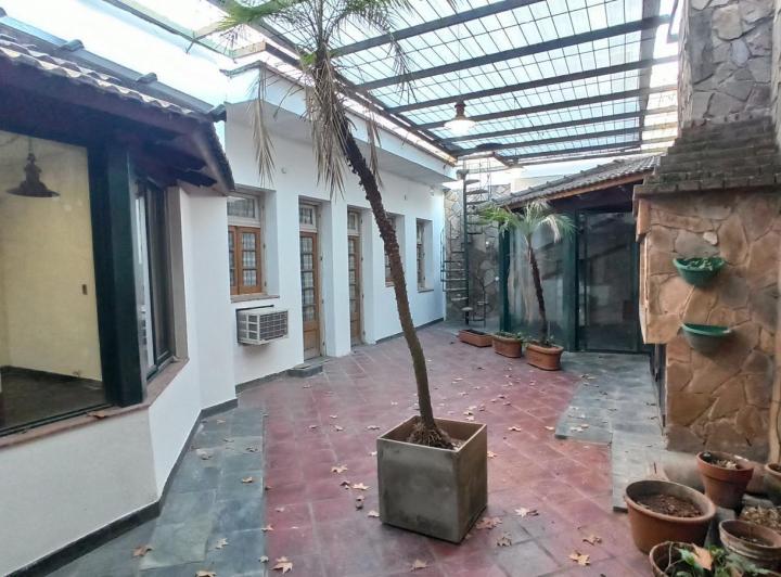 Casa con patio parrillero y quincho en pichincha Rosario 3