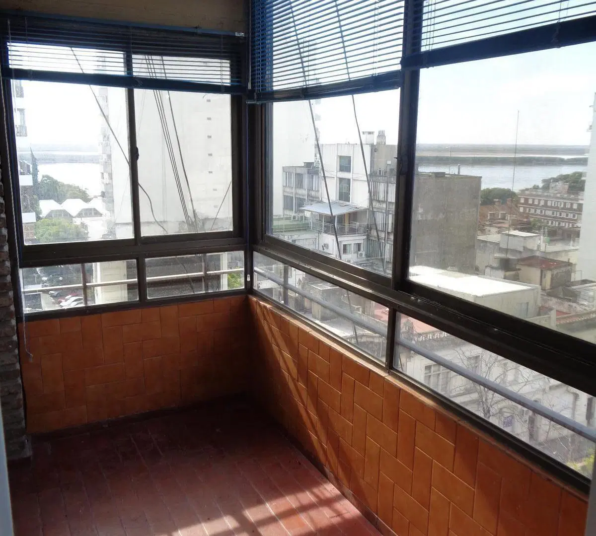 Semipiso con balcon al frente 2 dormitorios living cocina separada Rosario 5