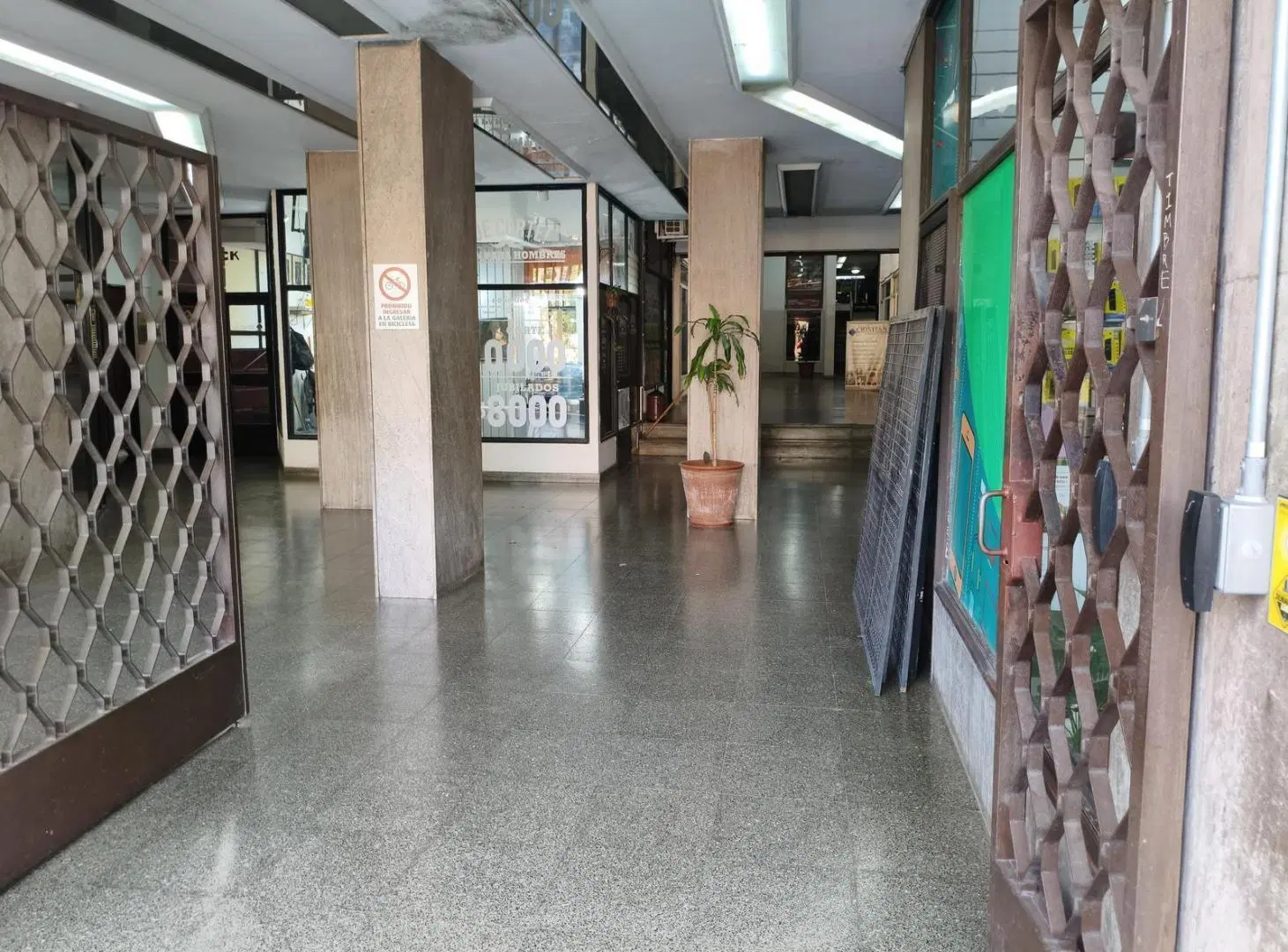 Local en Galeria Corrientes al 1100 de 14m2 con vidriera Rosario Microcentro 5