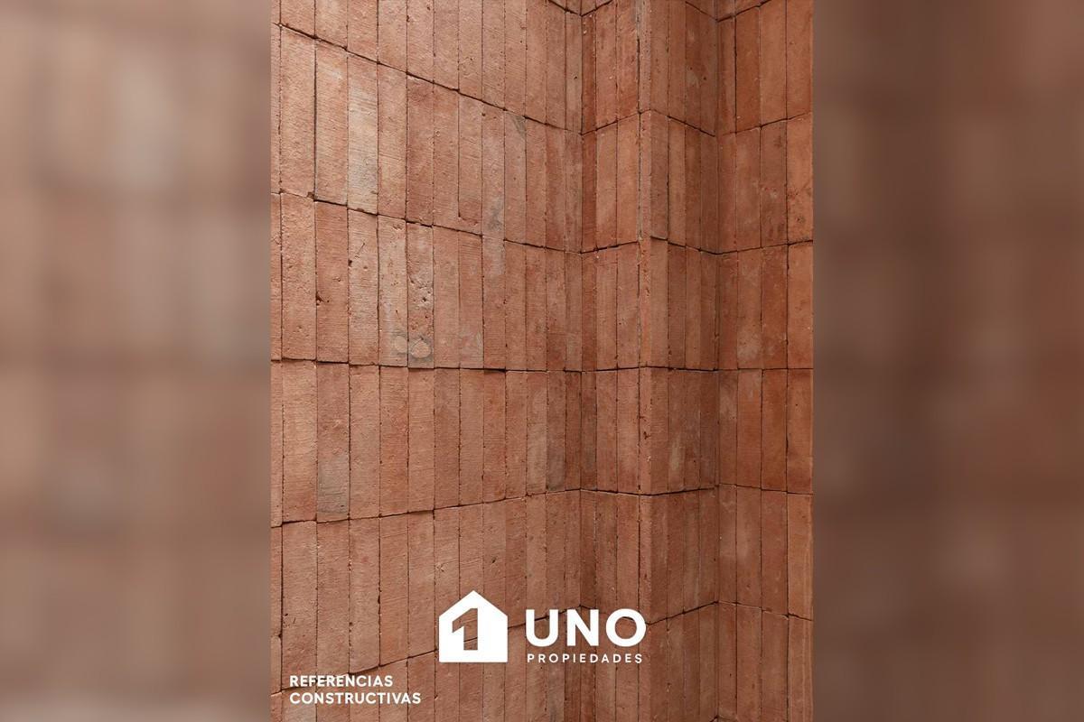 Casa de pasillo única de 3 dormitorios, desarrollada en 2 plantas con patio con parrillero. Apto cré