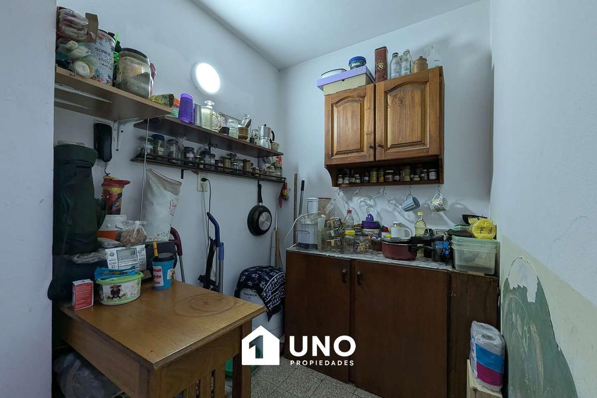 Departamento de 2 dormitorios con balcón en barrio Martin con posibilidad de cochera.