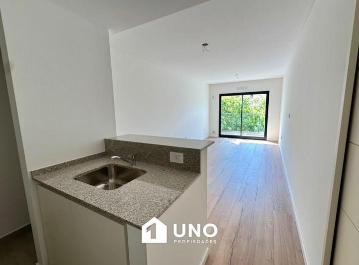 Gran monoambiente externo con piscina y solárium en la azotea.