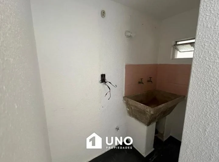 Departamento de 1 dormitorio con patio exclusivo en el centro de Rosario. Cuenta con ventilación cru 1