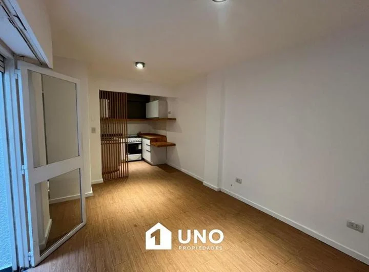 Departamento de 1 dormitorio con patio exclusivo en el centro de Rosario. Cuenta con ventilación cru 4
