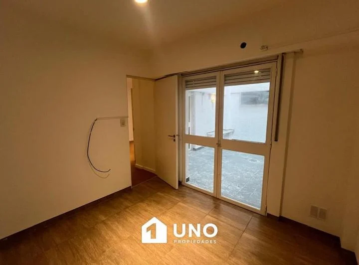 Departamento de 1 dormitorio con patio exclusivo en el centro de Rosario. Cuenta con ventilación cru 5