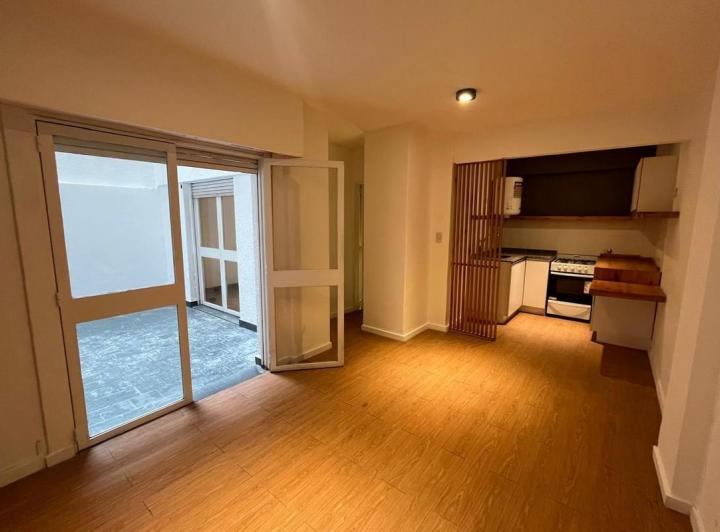 Departamento de 1 dormitorio con patio exclusivo en el centro de Rosario. Cuenta con ventilación cru 2