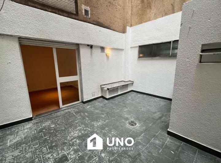 Departamento de 1 dormitorio con patio exclusivo en el centro de Rosario. Cuenta con ventilación cru 3