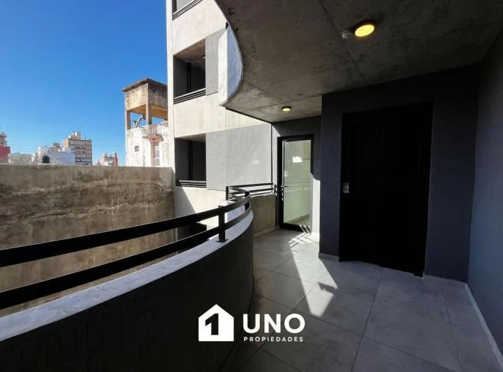 Dpto monoambiente externo con balcón y parrillero de uso común. 3