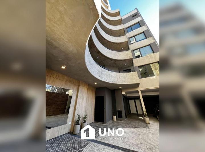 Dpto monoambiente externo con balcón y parrillero de uso común. 2