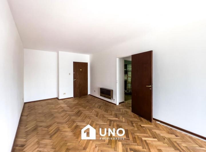 Amplio departamento de 3 dormitorios con balcón y vista parcial al río. Orientado al Este. 4