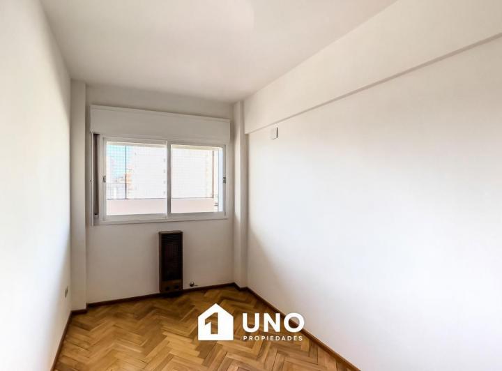 Amplio departamento de 3 dormitorios con balcón y vista parcial al río. Orientado al Este. 2