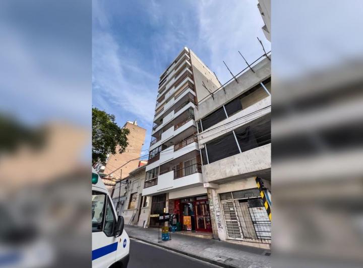 Amplio departamento de 3 dormitorios con balcón y vista parcial al río. Orientado al Este. 1