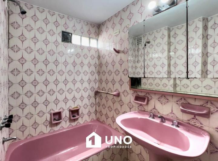 Amplio departamento de 3 dormitorios con balcón y vista parcial al río. Orientado al Este. 3