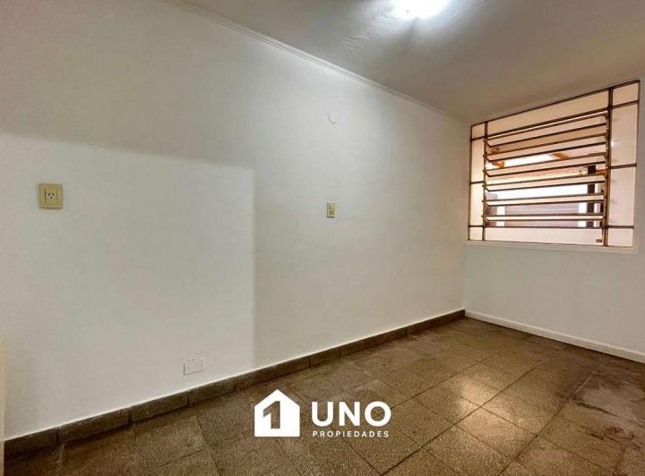 Departamento de 1 dormitorio y comodín, pequeño patio. 3