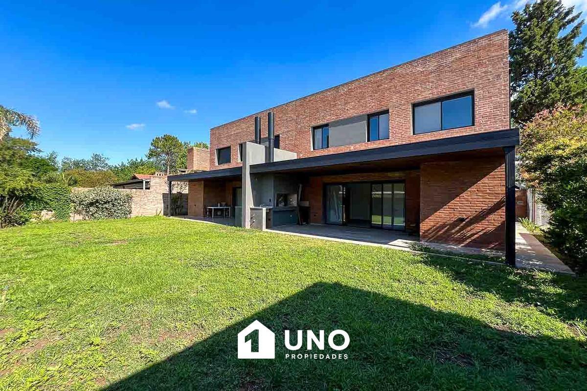 Casa en Aldea a estrenar de 3 dormitorios con cochera doble, galería con parrillero y jardín.