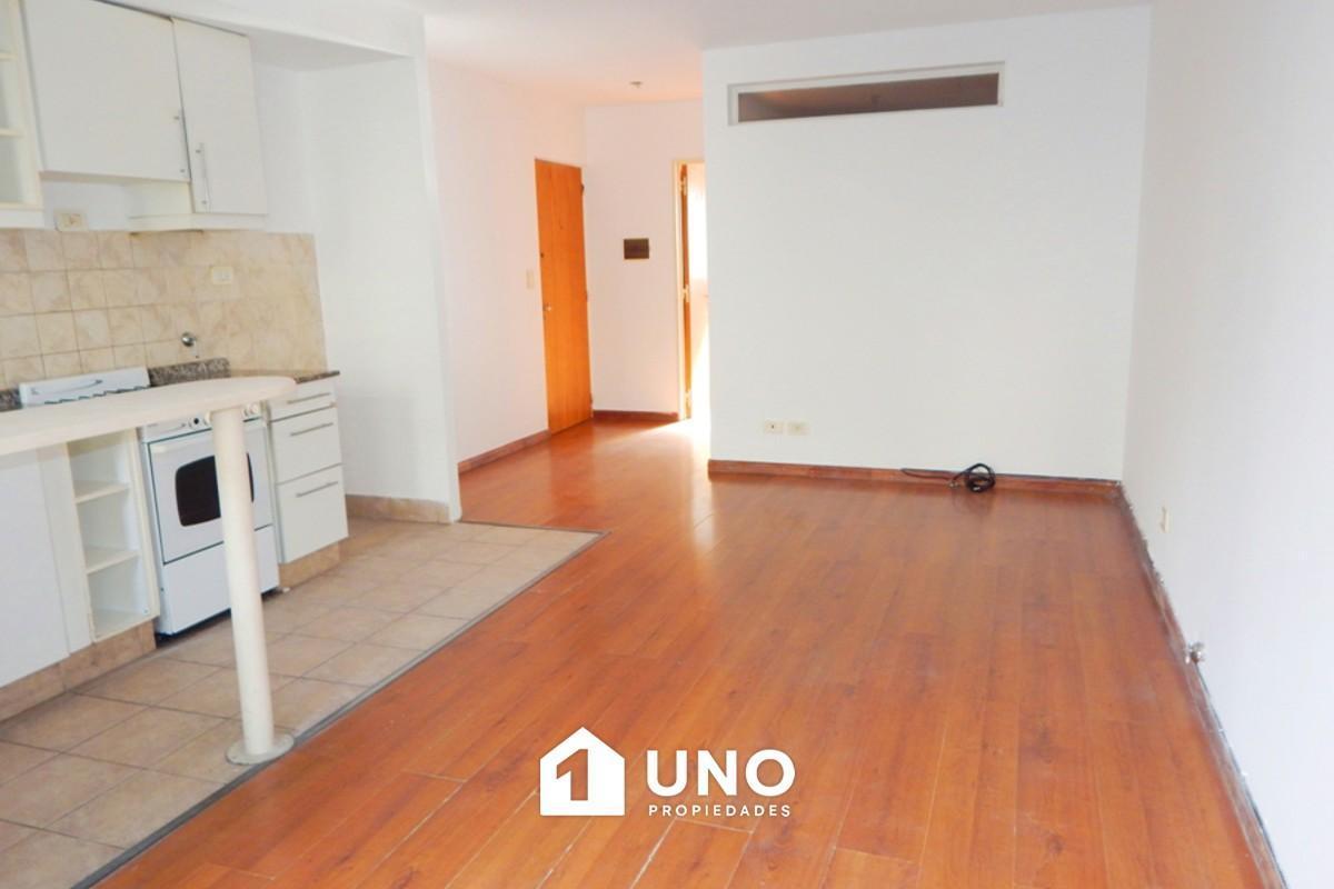 Departamento de 1 dormitorio con balcón y ventilación cruzada en barrio Martin. Uso profesional. Ame