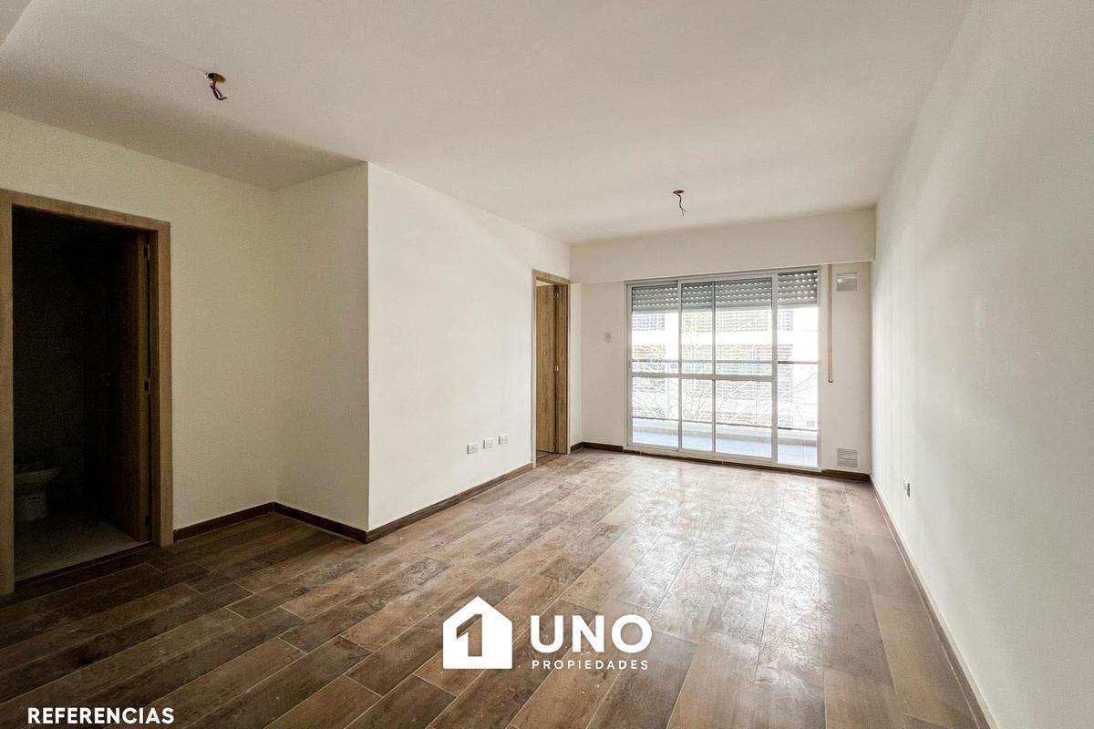 Amplio departamento de 1 dormitorio con patio y cocina equipada. Cochera disponible.