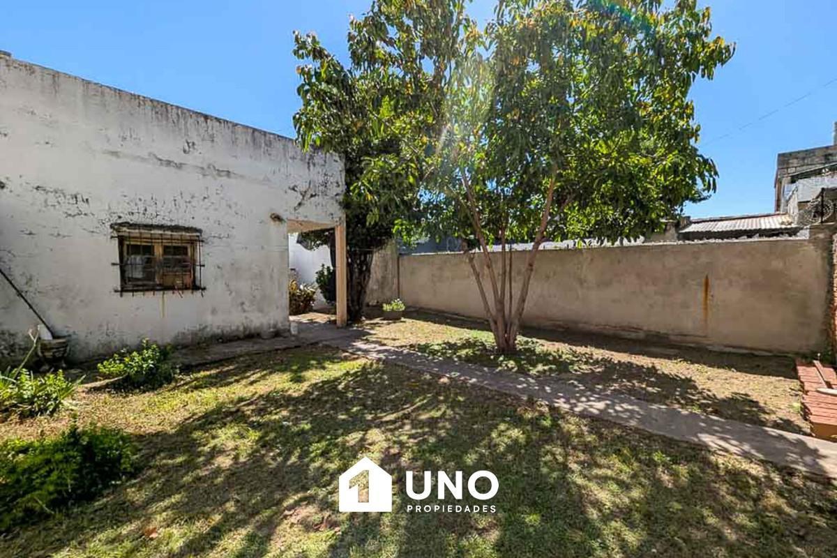 Casa para reciclar de 3 dormitorios. Con patio y terraza.
