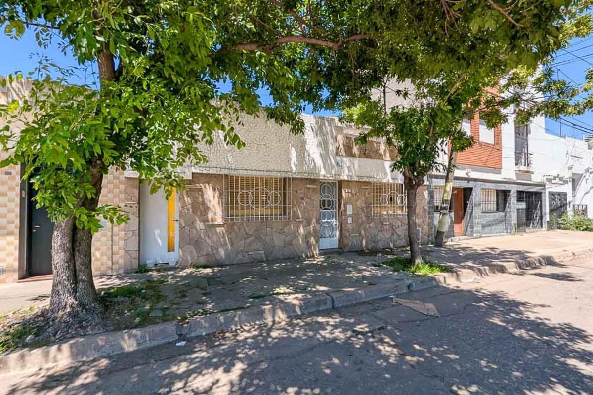Casa para reciclar de 3 dormitorios. Con patio y terraza.