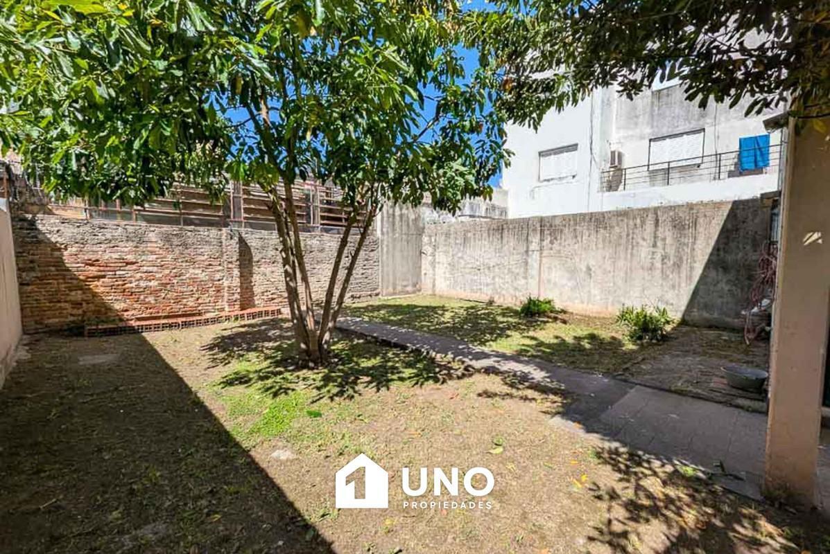 Casa para reciclar de 3 dormitorios. Con patio y terraza.