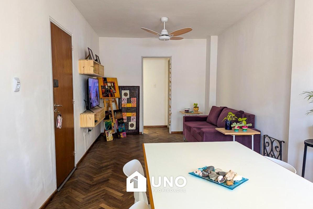 Semipiso de 1 dormitorio con balcón y ventilación cruzada en barrio Martin. Apto crédito.