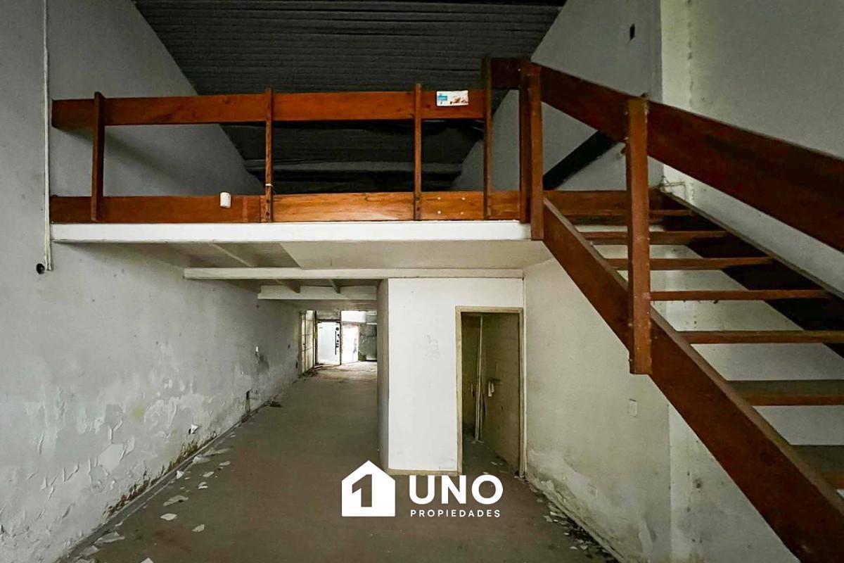 Local en peatonal Córdoba y Laprida, ideal para reciclar y construir planta baja + 8 pisos (posible