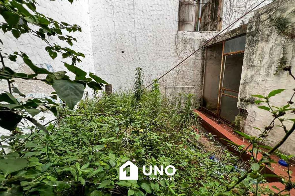 Local en peatonal Córdoba y Laprida, ideal para reciclar y construir planta baja + 8 pisos (posible