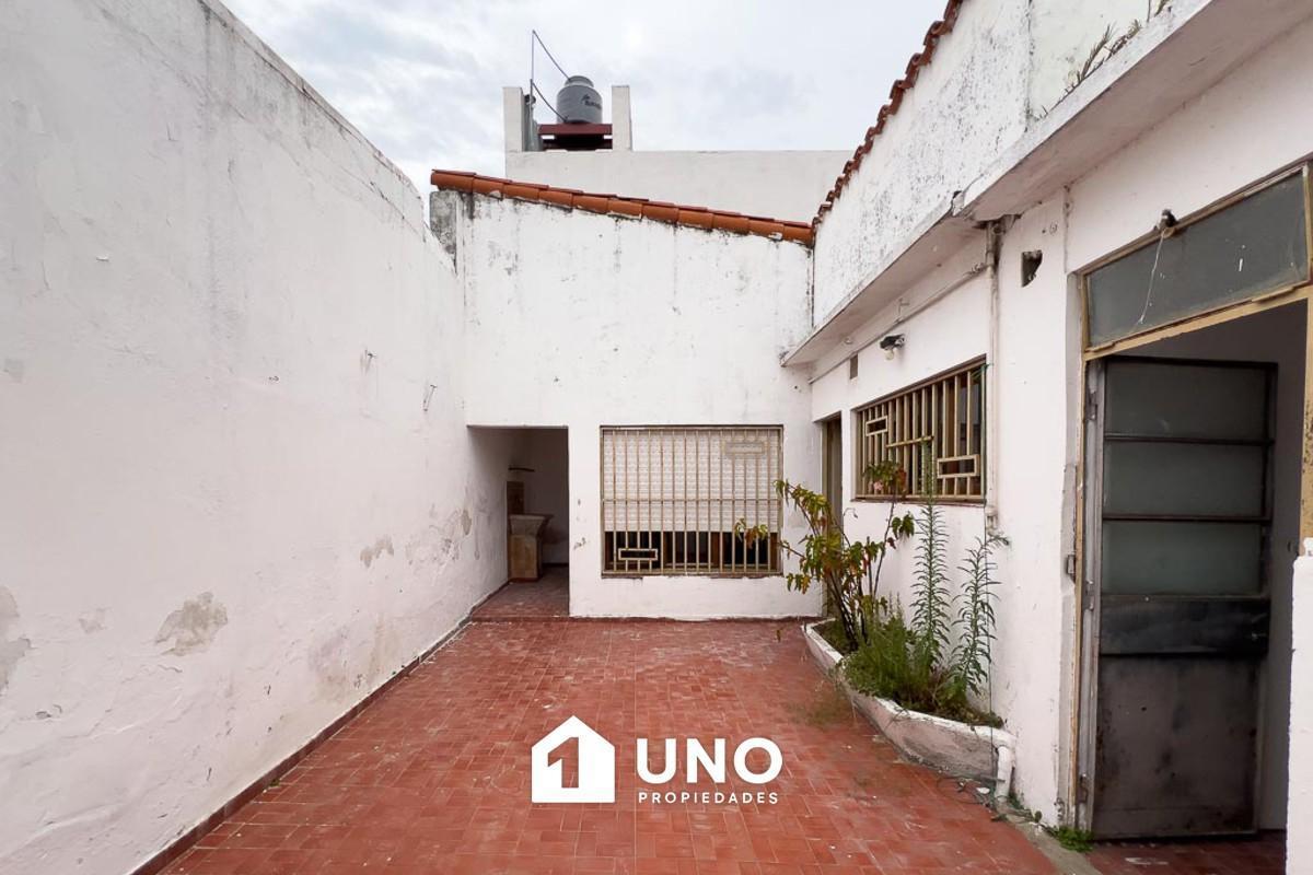 Casa de 2 dormitorios con patio, parrillero y cochera.