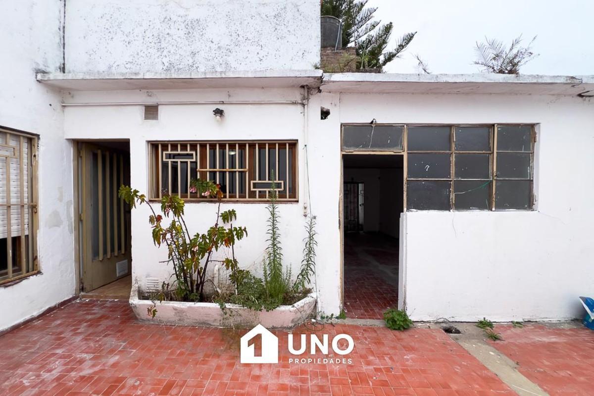 Casa de 2 dormitorios con patio, parrillero y cochera.