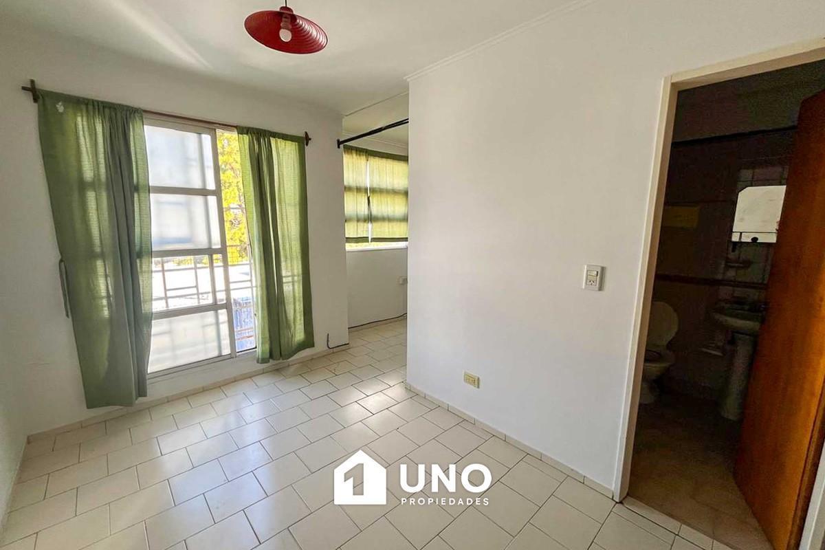 Departamento de 1 dormitorio por escalera. Ubicado en barrio Lourdes.