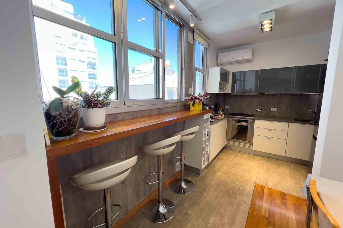 Piso exclusivo de 2 dormitorios, reciclado y con ventilación cruzada.