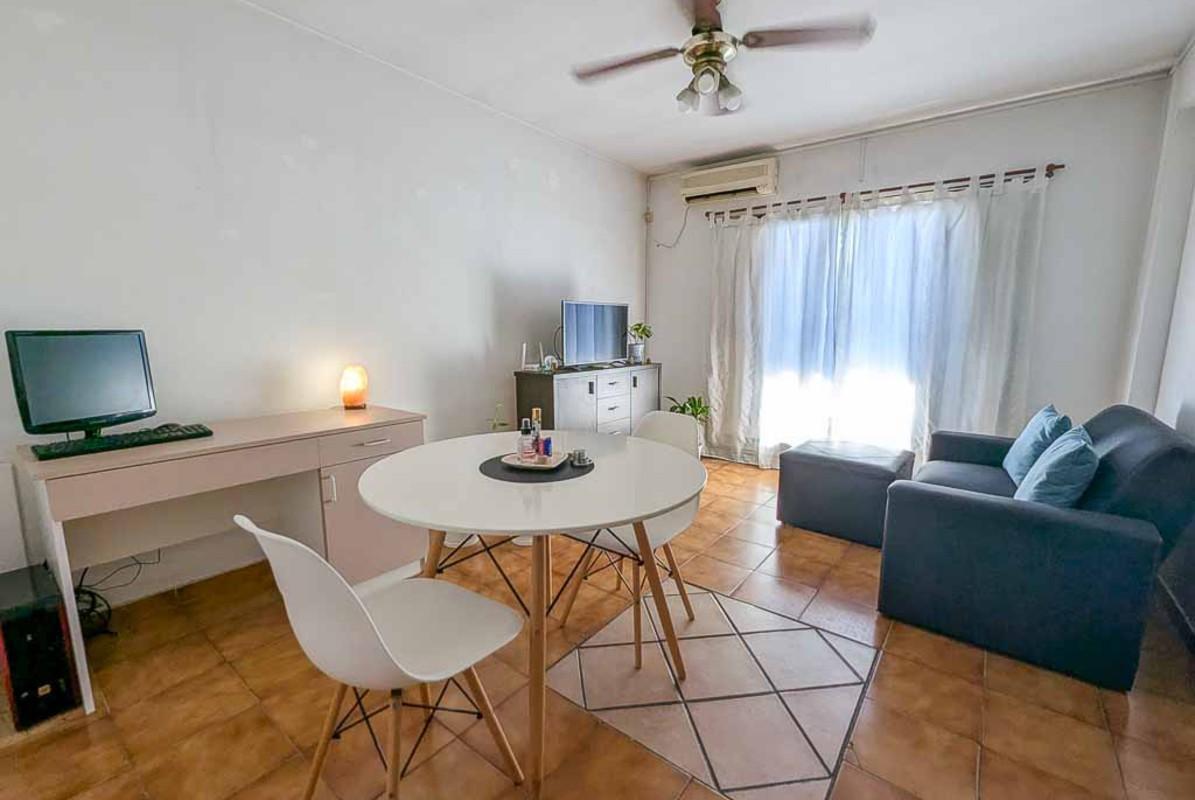 Semipiso externo de 2 dormitorios, en tercer piso por escalera en barrio Lourdes. Apta credito.