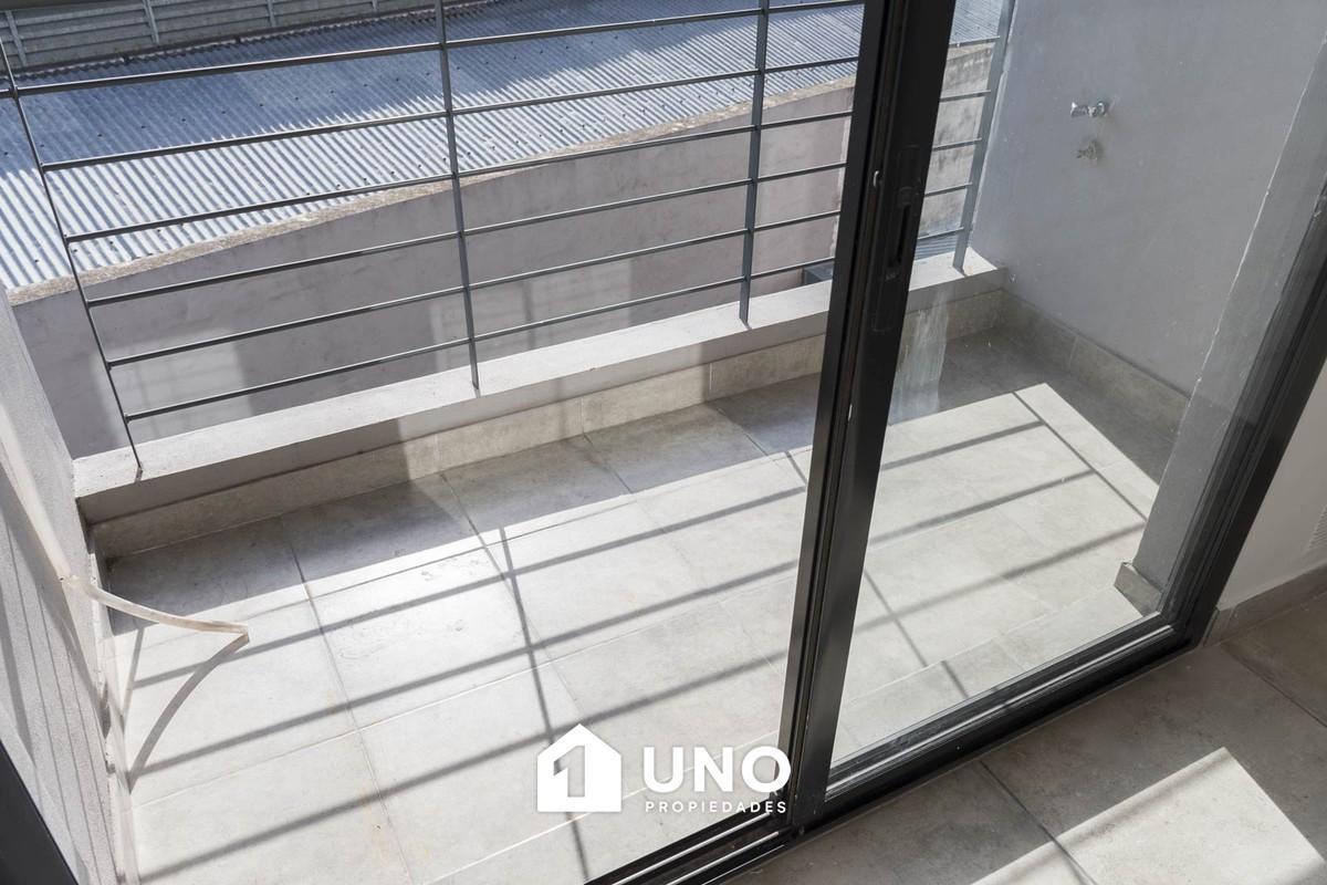 Departamento de 2 dormitorios con balcón en Pichincha. Zona facultad de medicina.