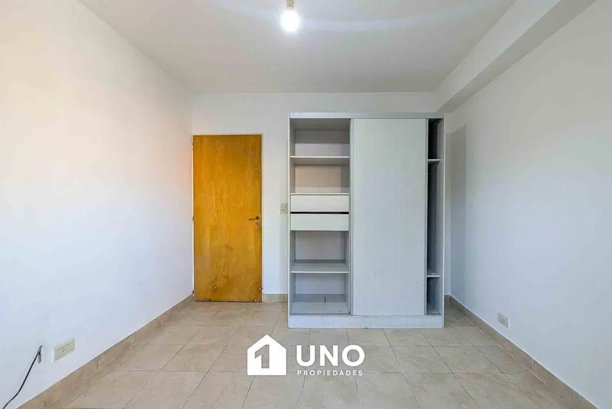 Departamento de 1 dormitorio con balcón. En planta alta, con acceso independiente. Barrio Echesortu. 2