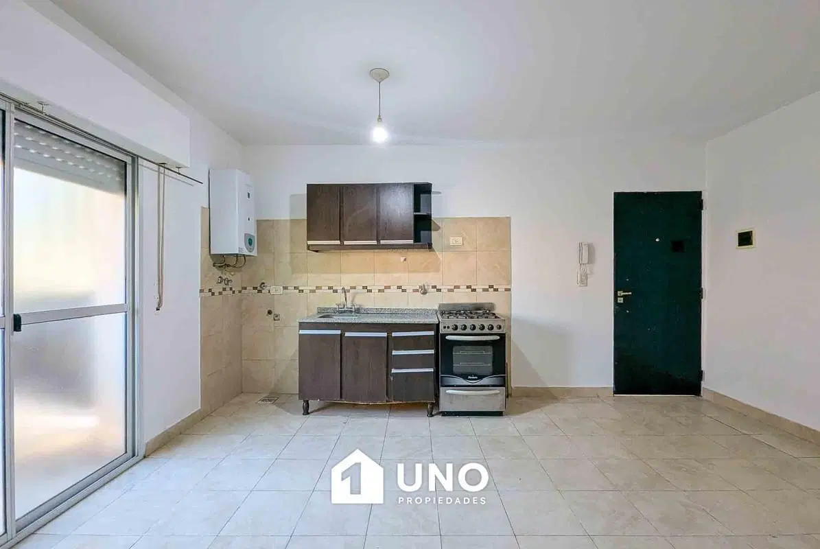 Departamento de 1 dormitorio con balcón. En planta alta, con acceso independiente. Barrio Echesortu. 4