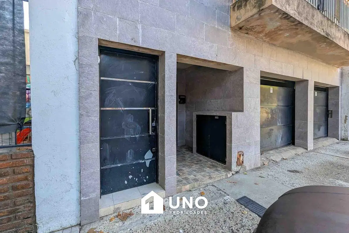 Departamento de 1 dormitorio con balcón. En planta alta, con acceso independiente. Barrio Echesortu. 8